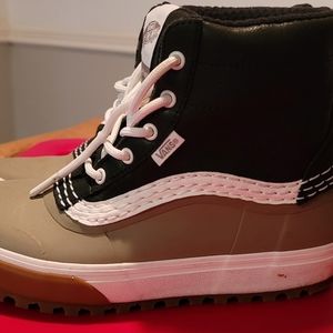 Women's 7.5 Vans Standard Mid MTE Snow Boot Black/Timberwolf